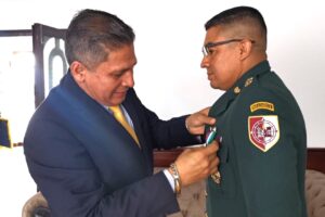 Con Medalla Club Militar condecorado comandante de Ingenieros Militares